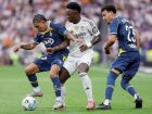 O atacante brasileiro Vinicius Junior, do Real Madrid, disputa a bola com o inglês Tyrhys Dolan, do Espanyol, e o marroquino Omar El Hilali, durante partida do Campeonato Espanhol. 