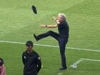 Jorge Jesus perdeu o sapato ao chutar bola em direção à arquibancada durante vitória do Al-Nassr