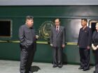 Kim Jong Un é recebido por altos funcionários chineses na chegada a Pequim para o desfile militar