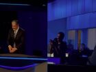 William Bonner recebe aplausos de pé da redação do Jornal Nacional ao anunciar sua saída da bancada, após quase 30 anos de trabalho.