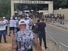 Torcedores do Atlético-MG cobram elenco na Cidade do Galo antes de confronto decisivo contra o Bolívar.