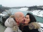 Bruce Willis e sua mulher, Emma Willis. O ator foi diagnosticado com demência frontotemporal, doença neurodegenerativa 