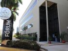 Cliente foi atingida no olho por garrafa mal acondicionada em supermercado de Campo Grande; Justiça determinou indenização por danos permanentes.