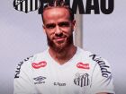 Billal Brahimi assina com o Santos até 2026 e promete entrega e ofensividade para ajudar o clube a reagir no Brasileirão.