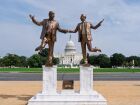 Estátua polêmica de Trump e Epstein de mãos dadas é instalada em frente ao Capitólio, nos EUA.