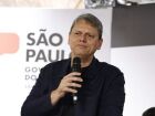 Tarcísio defendeu encontro entre Lula e Trump e criticou tarifaço durante evento habitacional em Embu das Artes.