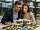 Casal analisa maquete de imóvel de alto padrão como parte do planejamento para aquisição via consórcio imobiliário, alternativa sem juros.