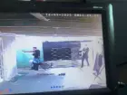 Imagens de câmeras de segurança mostram policiais entrando em casa para prender suspeito por manter a enteada sob abusos e cárcere durante 22 anos no Paraná 