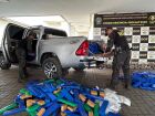 Policiais do DOF descarregam mais de 1,3 tonelada de drogas escondidas em caminhonete roubada, apreendida em Dourados após denúncia anônima.