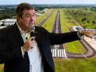 Imagem do governador Eduardo Riedel e vista aérea do aeródromo Santa Maria, que passará por ampliação com investimento de R$ 45,8 milhões