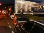 Fila de veículos após engavetamento com oito carros no cruzamento das ruas Espírito Santo e Euclides da Cunha, em frente ao restaurante Imakay, em Campo Grande. Apesar do susto, não houve feridos.