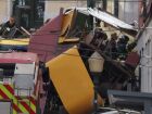 Policiais e equipes de resgate atendem vítimas de acidente no elevador da Glória.