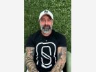 O humorista Cris Pereira, condenado por estupro de vulnerável, durante vídeo em que se pronuncia pela 1.ª vez sobre o caso. 