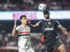 Dinenno disputa a bola em São Paulo x Botafogo.