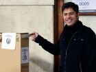 O governador de Buenos Aires, Axel Kicillof, vota nas eleições legislativas da província de Buenos Aires, em La Plata.