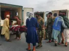 Soldados do Talibã e civis carregam vítimas de terremoto em um aeroporto em Jalalabad, Afeganistão, em 1º de setembro de 2025 