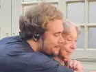Fernanda Montenegro posa com o neto Davi Torres  