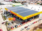 Grupo Pereira adota fontes renováveis em quase todas as lojas Fort Atacadista e Supermercados Comper para cortar gastos e reduzir impactos ambientais.