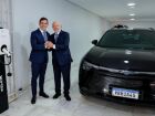 Presidente Lula recebe Blazer EV da GM; carros elétricos passam a integrar comboio oficial.