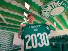 Lateral-direito de 21 anos acertou novo vínculo com o Verdão até 2030