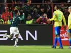 Miguelito comemora o gol da Bolívia enquanto os jogadores do Brasil lamentam