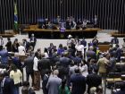 Deputados se reúnem no plenário da Câmara durante a votação da urgência do projeto de anistia, em 17 de setembro de 2025.