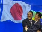 Sérgio Longen e o embaixador do Japão, Teiji Hayashi, se abraçam durante a cerimônia de nomeação.