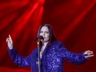 Jessie J faz discurso emocionante sobre tratamento de câncer durante show no The Town