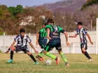 Jogadores do Corumbaense e do Náutico disputam a bola no primeiro jogo da final do Estadual Sub-15, em Corumbá (MS).