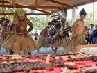 Apresentação cultural com dança e cantos tradicionais na aldeia Cabeceira.