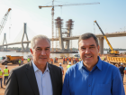 Reinaldo Azambuja e Eduardo Riedel em montagem sobre as obras da ponte internacional entre Porto Murtinho (Brasil) e Carmelo Peralta (Paraguai), símbolo da Rota Bioceânica e marco logístico para o Mato Grosso do Sul.