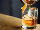Autoridades de saúde investigam a origem de bebidas adulteradas que provocaram intoxicação por metanol em São Paulo