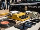 Máquinas de escrever, celulares e disco de vinil de Julio Iglesias foram recuperados pela Polícia Civil durante operação contra furtos no Centro de Campo Grande.