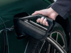 Motorista conecta Porsche Taycan ao novo carregador ultrarrápido de 150 kW, parte do projeto Highway Charging 3.0.