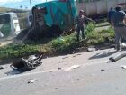 Destroços dos veículos e o ônibus municipal tombado na BR-040: quatro mortos e 31 feridos, pelo menos dez deles em estado grave.