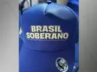 Além de aparecer nos bonés, o lema 