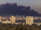 Fumaça sobe sobre Kiev após um ataque russo com mísseis, em meio à ofensiva da Rússia contra a Ucrânia neste domingo. 