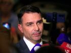 O senador Flávio Bolsonaro conversa sobre o estado do pai em frente ao hospital DF Star em Brasília na tarde desta terça-feira 16.