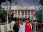 Manifestantes tiram selfies e comemoram no Singha Durbar, sede de vários ministérios e escritórios do governo do Nepal, após o local ter sido incendiado