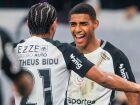 Gui Negão comemora gol com Matheus Bidu sobre o Athletico-PR
