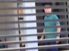 O ex-presidente Jair Bolsonaro fez uma aparição de cerca de 20 minutos nesta quinta-feira, 11, na casa onde ele cumpre prisão domiciliar, em Brasília