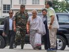 A primeira-ministra interina do Nepal, Sushila Karki, durante visita a um hospital conversar com feridos durante os protestos anticorrupção ocorridos no país