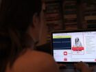 Uma mulher olha para um computador enquanto usa o portal do governo albanês 