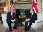 O primeiro-ministro do Reino Unido, Keir Starmer, conversa com o presidente dos Estados Unidos, Donald Trump, em Chequers, a residência de campo do primeiro-ministro 