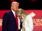 Donald Trump e Erika Kirk, viúva de Charlie Kirk, durante cerimônia em homenagem ao ativista conservador assassinado nos EUA 