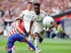 O atacante brasileiro do Real Madrid, Vinicius Junior, olha para a bola durante a partida da liga espanhola contra o Club Atlético