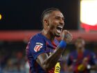 Raphinha comemora gol pelo Barcelona. 