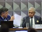 O senador Carlos Viana, presidente da CPI do INSS, ao lado do empresário Rubens Oliveira Costa, que presta depoimento ao colegiado.