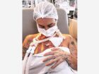 Clara Maia segura o filho Theo no colo em foto postada no Instagram em 28 de setembro de 2025.
