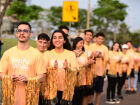 Voluntários da Corrida do Pantanal se alinham para a entrega de medalhas aos participantes ao final da prova